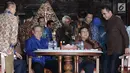 Presiden RI ke 6 Susilo Bambang Yudhoyono bersama Ketum Gerinda, Prabowo Subianto bersiap makan malam di kediaman SBY di Cikeas, Bogor, Jawa Barat, Kamis (27/7). Pertemuan membahas politik bangsa dan koalisi pilpres 2019. (Liputan6.com/Herman Zakharia)