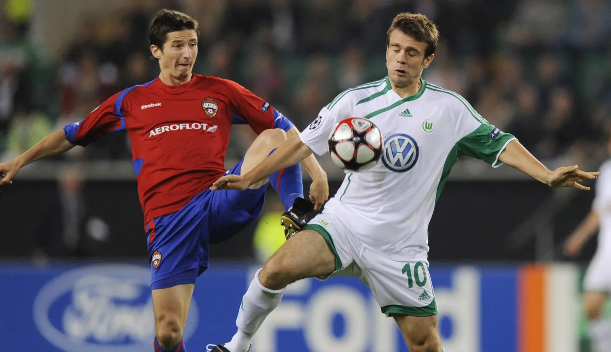 Zvjezdan Misimovic (kanan). Gelandang serang Bosnia yang kini berusia 40 tahun dan telah pensiun pada Januari 2017 bersama BJ Renhe ini pernah menjuarai liga top Eropa bersama Wolfsburg di Liga Jerman. Ia meraihnya 1 kali yaitu di musim 2008/2009 dan total memperkuat Wolfsburg selama 2 musim mulai 2008/2009 hingga 2009/2010. Selain Wolfsburg, ia juga pernah berseragam Bayern Munchen, Bochum dan Nurenberg di Liga Jerman pada 2002/2003 hingga 2007/2008. (AFP/John MacDougall)
