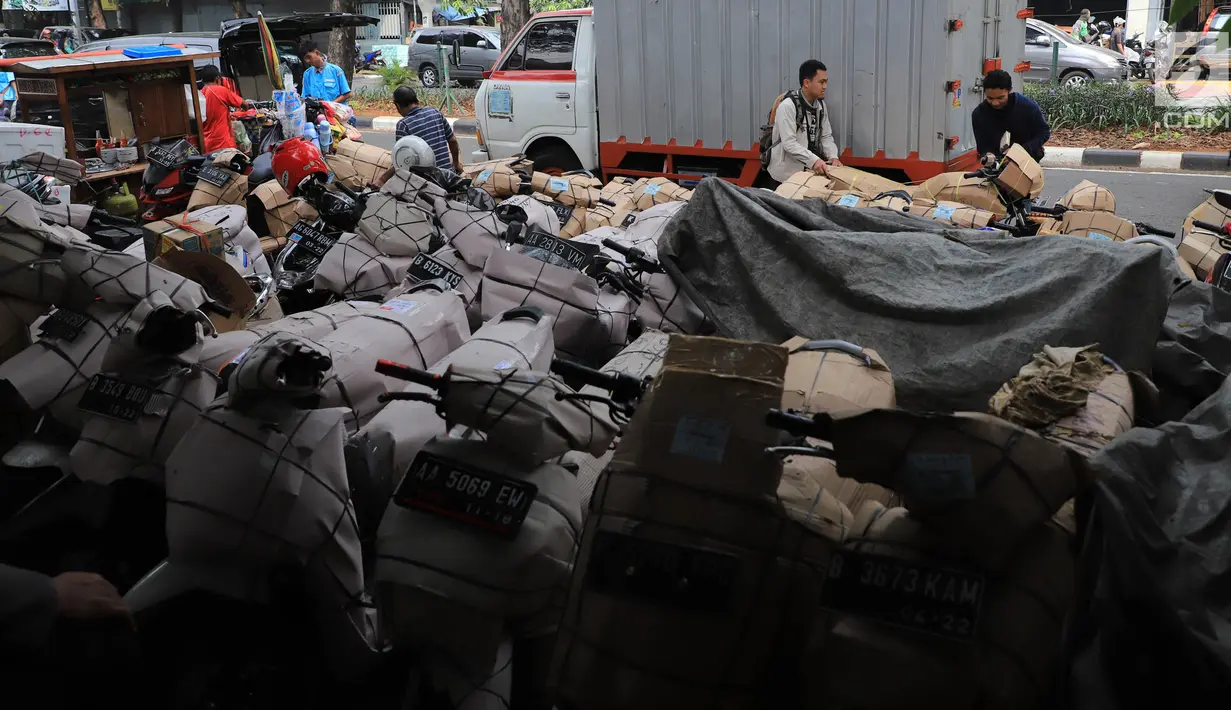 Sejumlah sepeda motor yang akan dikirim di Stasiun Pasar Senen, Jakarta, Selasa (5/6). Jasa pengiriman motor ke daerah meningkat dua kali lipat jelang arus mudik dan Hari Raya Idulfitri 2018. (Liputan6.com/Arya Manggala)