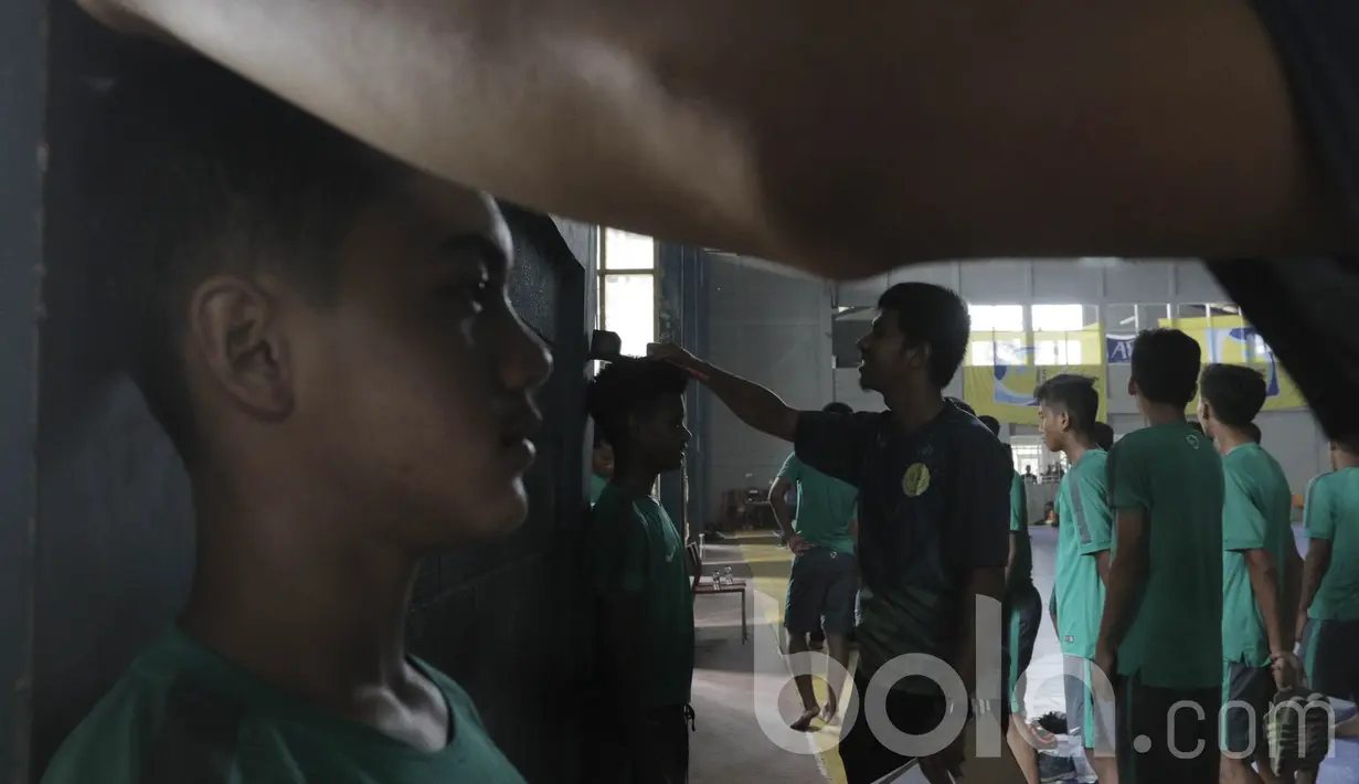 Peserta seleksi Timnas Indonesia U-16, mengukur tinggi badan saat mengikuti seleksi Timnas Indonesia U-16. Tahapan seleksi Timnas Indonesia U-16 berlangsung dari 25-30 Maret. (Bola.com/M Iqbal Ichsan)
