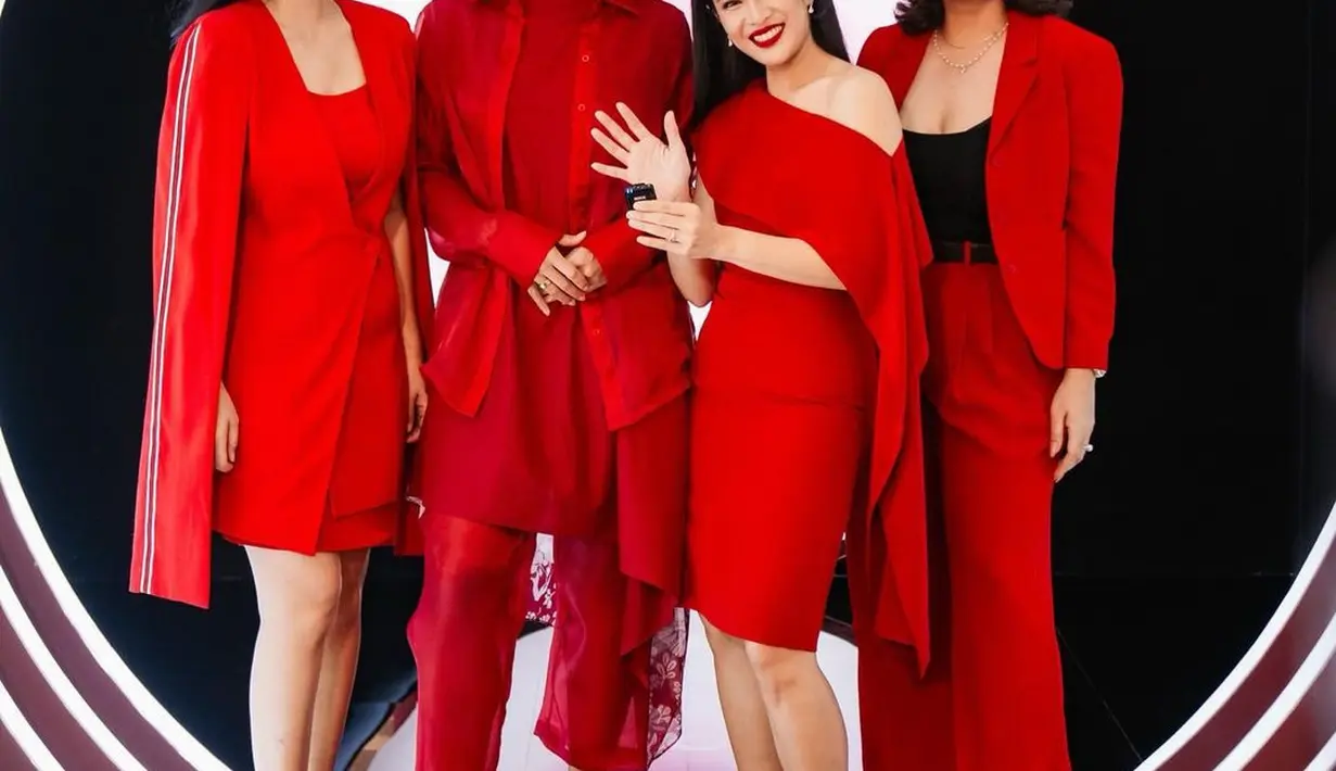 Sissy Priscillia mengenakan celana panjang, dibalut jas merah dengan aksen inner warna hitam. Sama seperti Adinia Wirasti dengan konsep gaun panjang. (Liputan6.com/IG/@titi_kamall)