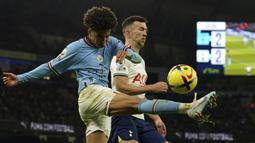 Ivan Perisic (kanan) berebut bola dengan pemain Manchester City, Rico Lewis dalam laga Premier League 2022/2023 antara Manchester City menghadapi Tottenham Hotspur di Etihad Stadium, Manchester (19/1/2023). Pemain tengah Krosia yang baru saja bergabung dengan Tottenham Hotspur pada awal musim 2022/2023 ini memiliki keahlian lain di cabor voli pantai. Pada 2017 bersama sang partner, Niksa Dellorco, ia sempat mengikuti rangkaian FIVB Beach Volleyball World Tour 2017 di Porec Major Tournament. (AP Photo/Dave Thompson)