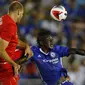 Pemain Liverpool, Ragnar Klavan (kiri) berduel dengan pemain Chelsea, Bertrand Traore (Kanan) pada laga pra musim International Champions Cup di Rose Bowl, Pasadena, California, (28/7/2016) pagi WIB. (Reuters/Mike Blake)