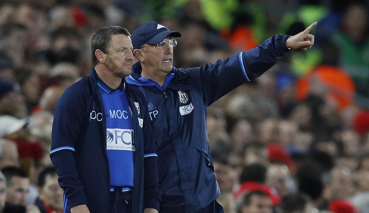  Pelatih West Bromwich Albion, Tony Pulis (kanan) berdiskusi dengan asisten pelatih, Mark O'Connor saat timnya melawan Liverpool pada lanjutan Premier League pekan ke-9 di Stadion Anfield, Minggu (23/10/2016) dini hari WIB. (Reuters/Phil Noble)