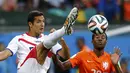 Gelandang Timnas Kosta Rika, Celso Borges (kiri), berusaha merebut bola dari Georginio Wijnaldum (Belanda) saat berlaga di perempat final Piala Dunia 2014 di Stadion Fonte Nova, Salvador, (6/7/2014). (REUTERS/Marcos Brindicci)