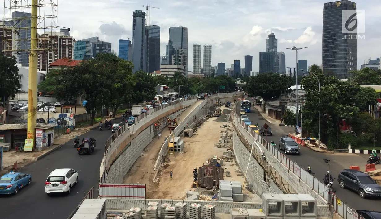 Pekerja memasang dinding terowongan Mampang-Kuningan, Jakarta, Senin (29/1). Proyek terowongan ini molor disebabkan oleh adanya instalasi kabel milik PT PGN dan Palyja yang belum bisa dipindahkan. (Liputan6.com/Immanuel Antonius)