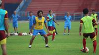 Budi Sudarsono mulai bergabung pada latihan perdana Persik di Stadion Brawijaya Kota Kediri, Selasa (11/8/2020). (Bola.com/Gatot Susetyo)