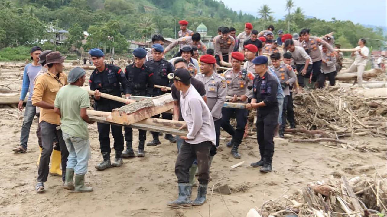 FOTO: Aparat Kepolisian dan Warga Bangun Jembatan Darurat Pasca Banjir Bandang di Rikit Gaib