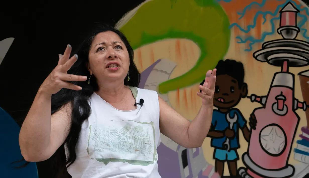 Seniman grafiti Sandra Fabara atau lebih dikenal Lady Pink berbagi cerita di Casita Maria, Bronx, New York, AS, Minggu (2/6/2019). Lady Pink terbilang menonjol sebagai salah satu dari sedikit wanita dalam subkultur ilegal dan berbahaya tersebut. (Don Emmert/AFP)