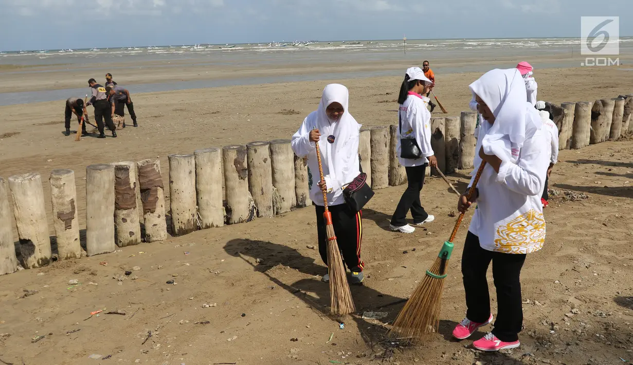 Masyarakat bersama pelajar dan TNI-Polri melakukan bersih-bersih sampah di Pantai Lamaru, Balikpapan, Kalimantan Timur, Selasa (23/7/2019). Pertamina dan Bhayangkari mengajak masyarakat Balikpapan untuk peduli lingkungan agar tidak membuang sampah sembarangan. (Liputan6.com/Angga Yuniar)