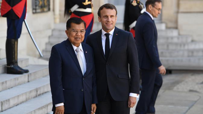 Presiden Prancis Emmanuel Macron (kanan) foto bersama Wakil Presiden Indonesia Jusuf Kalla saat menghadiri KTT Paris: Ekstremisme Online di Istana Elysee, Paris, Prancis, Rabu (15/5/2019). Selain Jusuf Kalla, sejumlah pemimpin dunia lainnya juga turut menghadiri forum ini. (REUTERS/Philippe Wojazer)