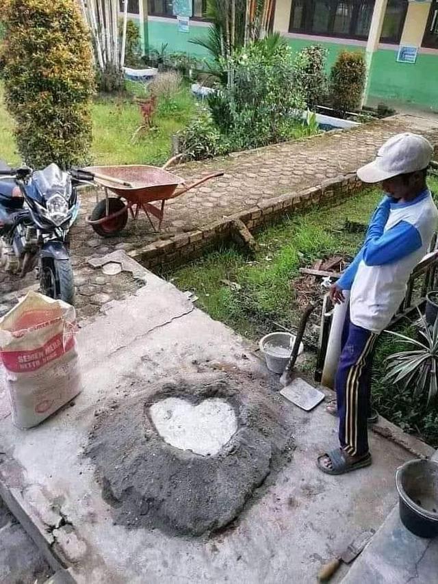 6 Kelakuan Nyeleneh Tukang Bangunan saat Bersantai Ini Bikin Tepuk Jidat