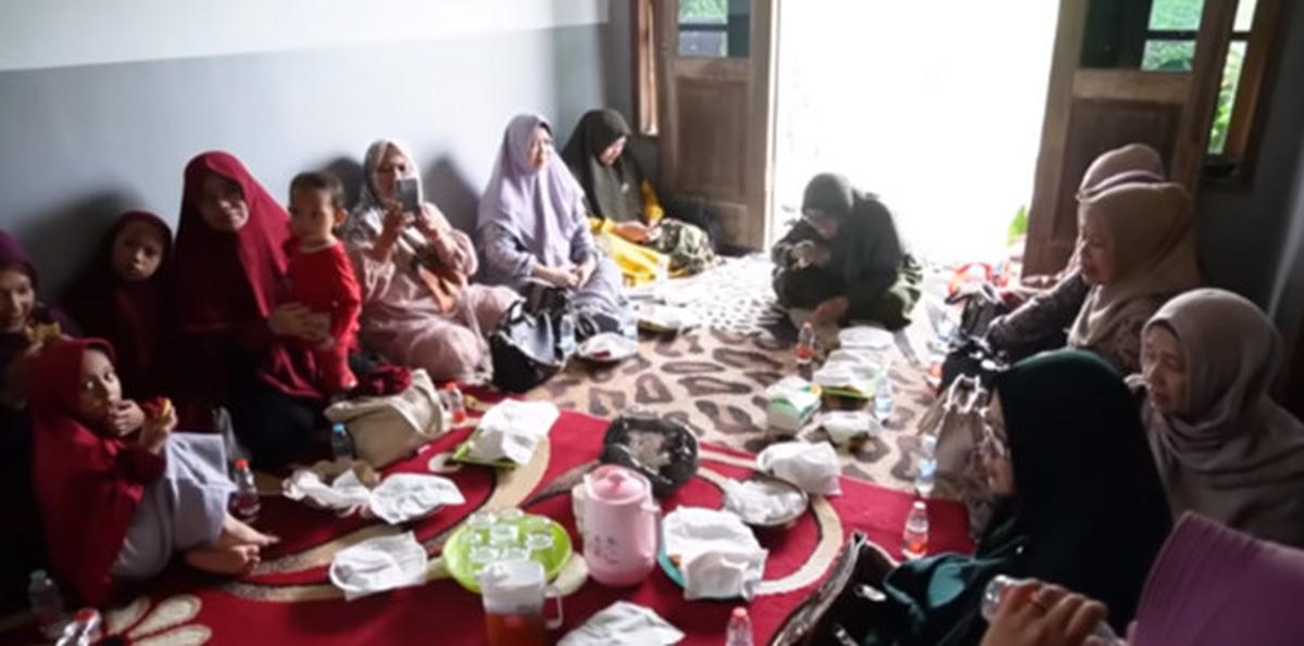 Baru Pertama Kali Selama Hidup, Bule Cantik Mualaf dari Amerika Ini Saksikan Acara Tunangan