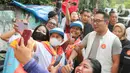 Beberapa diantara warga ada yang memanfaatkan kedatangan Ridwan Kamil untuk berswafoto. (Liputan6.com/Herman Zakharia)