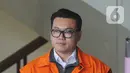 Direktur Utama Perum Perikanan Indonesia, Risyanto Suanda usai menjalani pemeriksaan lanjutan oleh penyidik di Gedung KPK, Jakarta, Jumat (1/11/2019). Risyanto diperiksa sebagai tersangka terkait suap izin kuota impor ikan frozen pacific mackerel atau ikan salem. (merdeka.com/Dwi Narwoko)