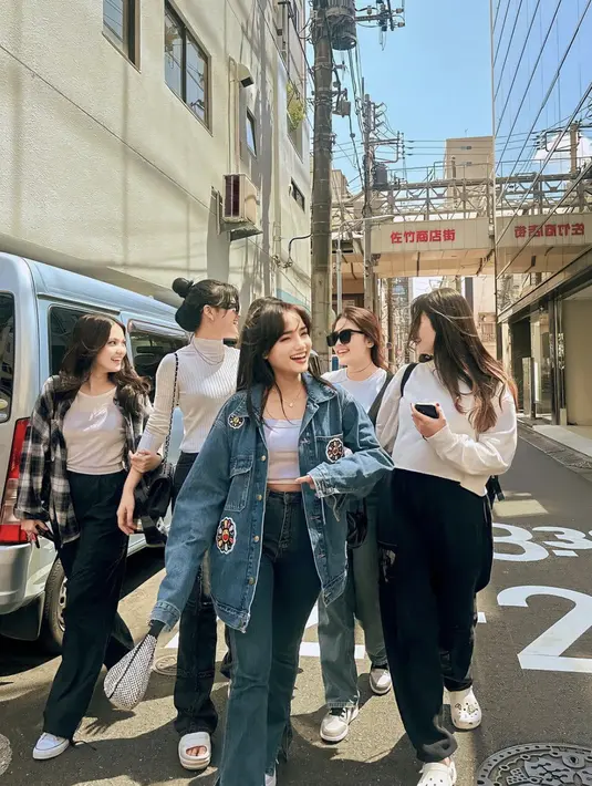 Mengoptimalkan gaya, paduan oversized jacket dengan bahan denim bisa jadi opsi menjanjikan. [Foto: Instagram/ Fujian]