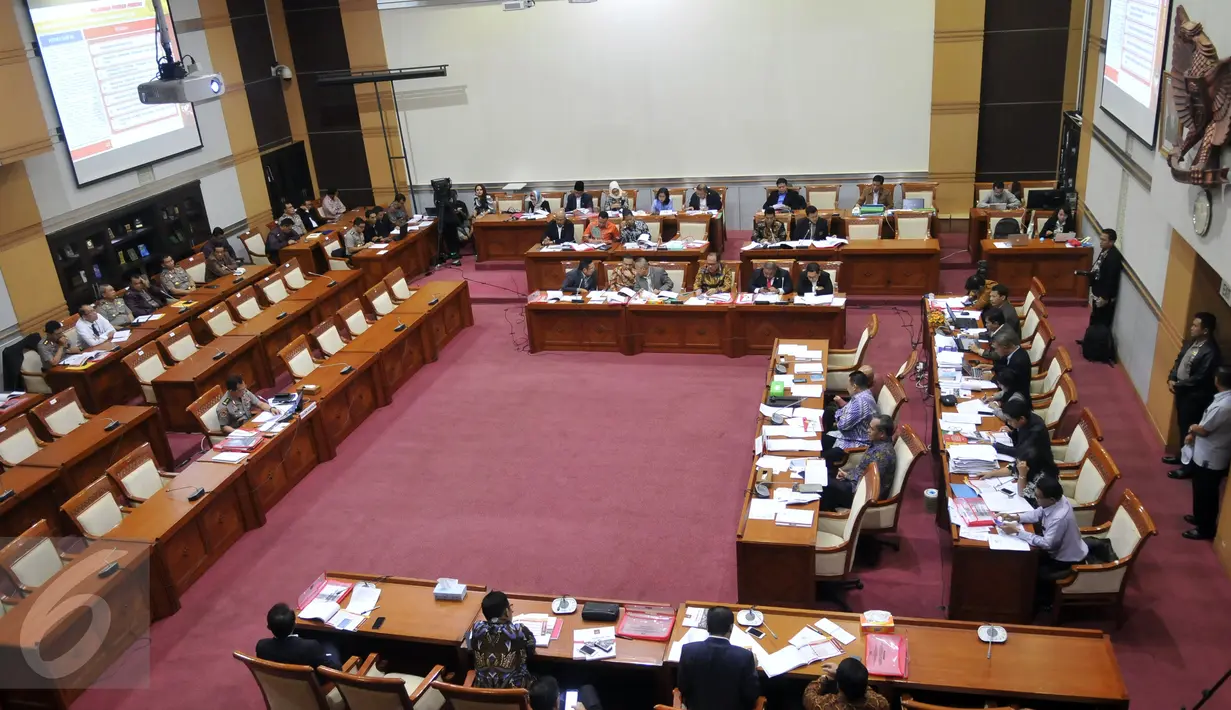 Suasana Uji Kelayakan dan Kepatutan (Fit and Proper Test) Calon Kapolri Komjen (Pol) Tito Karnavian di Komisi III DPR, Kompleks Parlemen, Jakarta, Kamis (23/6). (Liputan6.com/Johan Tallo)