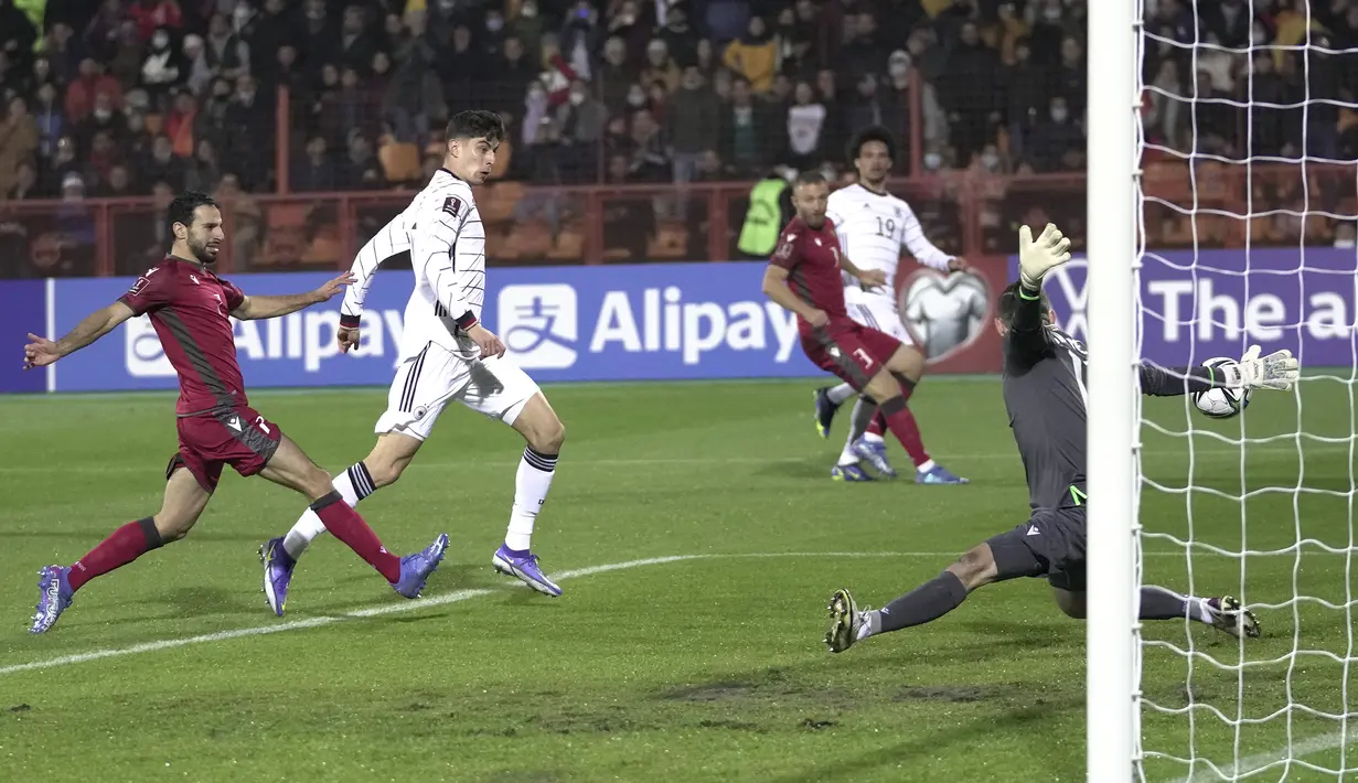Baru empat menit laga berjalan, Jerman sudah memiliki peluang matang melalui Kai Havertz. Sayang, sepakannya masih membentur tiang kanan gawang Armenia yang dikawal Stanislav Buchnev. (AP/Pavel Golovkin)
