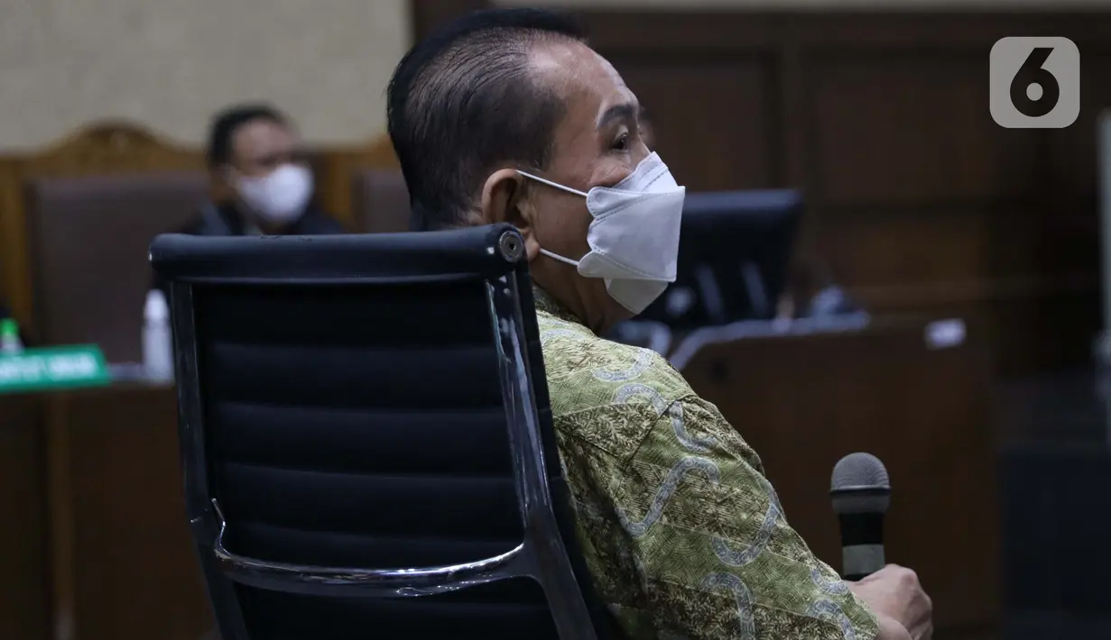 Tersangka perkara dugaan suap penghapusan nama terpidana perkara pengalihan hak tagih atau cessie Bank Bali dari daftar red notice Polri, Djoko Soegiarto Tjandra saat menjalani sidang pembacaan dakwaan di Pengadilan Tipikor Jakarta, Senin (2/11/2020). (Liputan6.com/Helmi Fithriansyah)