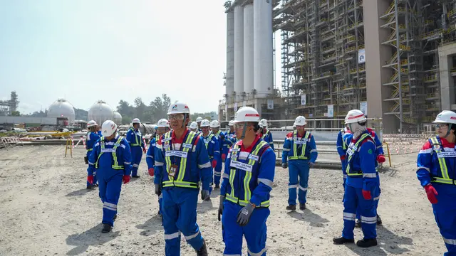 Direktur Utama PT KPI, Taufik Aditiyawarman meninjau kilang Pertamina Balikpapan.