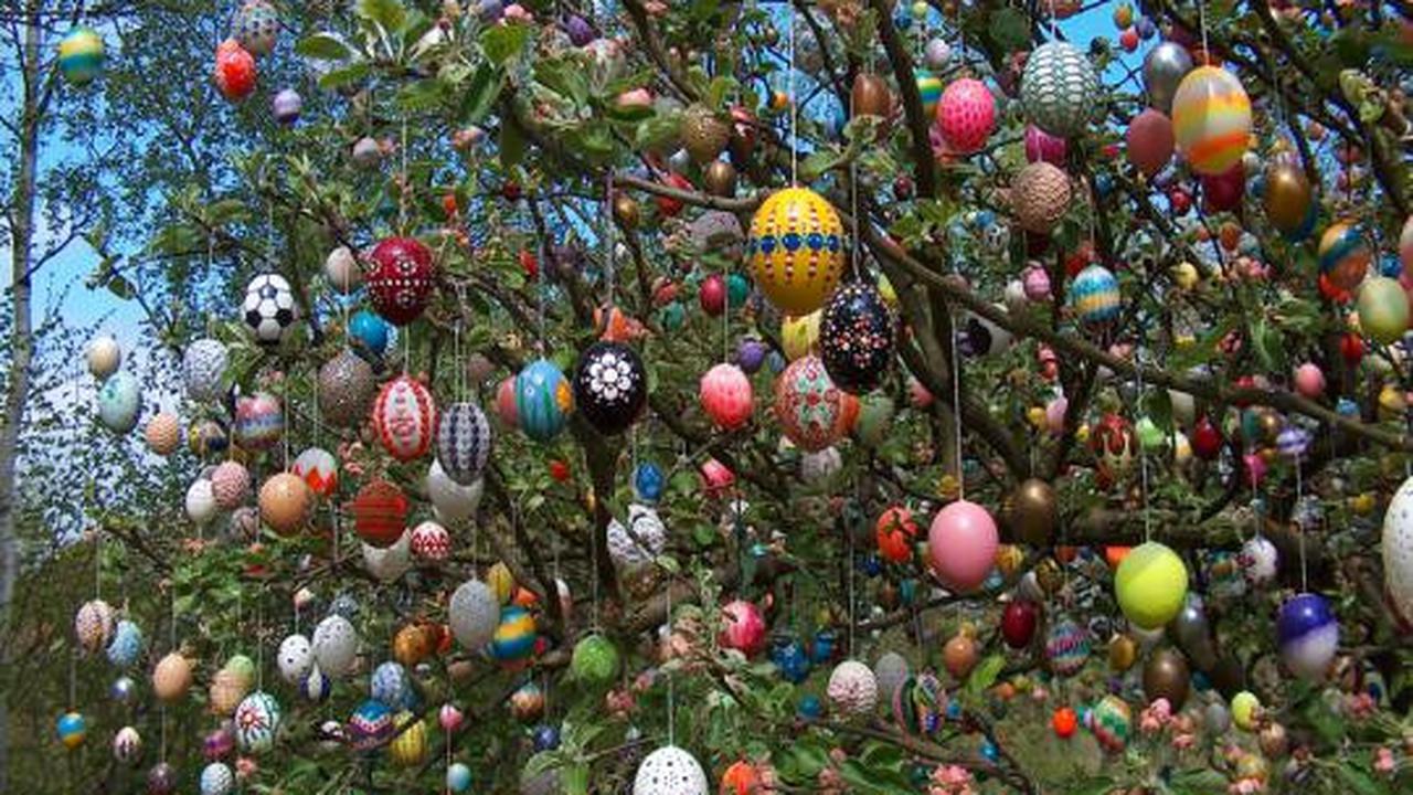 Pohon Paskah dihiasi 10.000 telur!