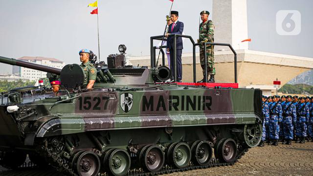 Joko Widodo Pimpin Upacara HUT TNI ke-78 di Monas