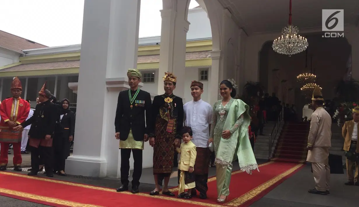 Presiden Joko Widodo bersama putranya Gibran Rakabuming Raka dan cucunya Jan Ethes foto bersama dengan Agus Harimurti Yudhoyono dan istri Annisa Pohan jelang upacara HUT ke-74 RI di Istana Negara, Sabtu (17/8/2019). (Liputan6.com/Lizsa)
