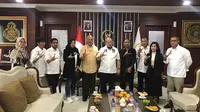 Ketua Umum PB Muaythai Indonesia, LaNyalla Mahmud Mattalitti (tengah) bersama pengurus Pengprov Muaythai DKI (istimewa)