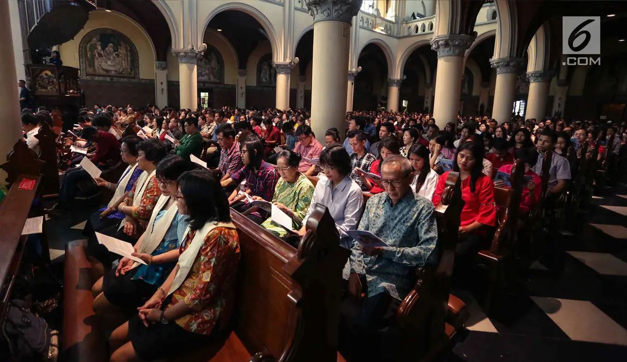Ribuan umat Kristen Katolik melaksanakan Misa Pontifikal Natal di Gereja Katedral, Jakarta, Senin (25/12). Tahun ini, Gereja Katedral Jakarta mengambil tema kebhinekaan dan nusantara dalam dekorasi Natal mereka. (Liputan6.com/Faizal Fanani)