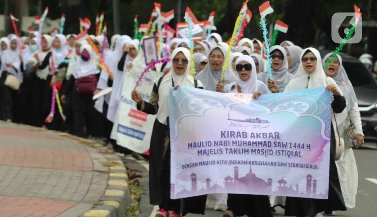Sejumlah peserta membentangkan spanduk saat mengikuti pawai mengelilingi Kawasan Pejambon dan Gambir di Jakarta, Sabtu (8/10/2022). Pawai tersebut diikuti ratusan peserta dari Madrasah Ibtidaiyah (MI), Madrasah Tsanawiyah Negeri (MTsN), Madrasah Aliyah dan perwakilan Majelis Taklim Istiqlal dalam rangka memperingati Maulid Nabi Muhammad SAW. (Liputan6.com/Herman Zakharia)