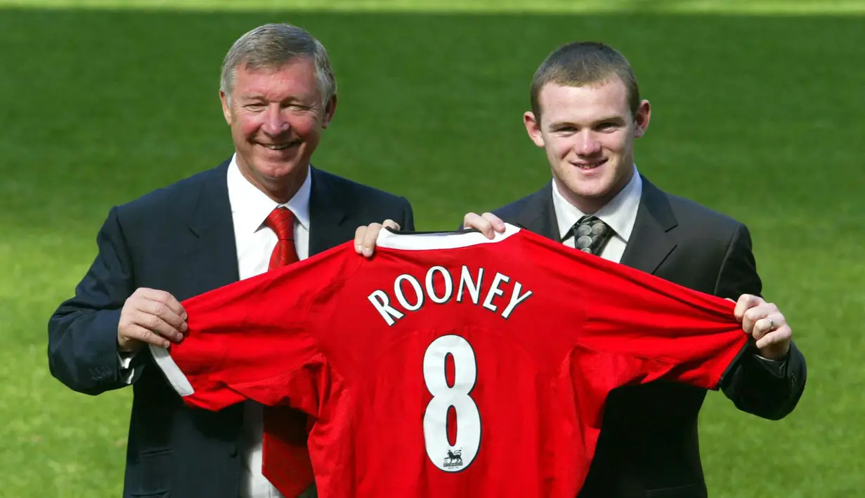 Wayne Rooney. Pada musim 2004/2005, striker Inggris yang baru saja bergabung dengan Manchester United dari Everton ini memiliki nilai pasar senilai 35 juta euro. Ia berhasil membuktikan kepantasan nilai tersebut dengan mencetak 17 gol di musim debutnya tersebut bersama Setan Merah. (AFP/Paul Barker)