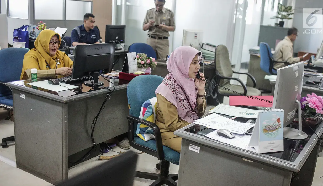 Sejumlah Pegawai Negeri Sipil (PNS) Pemprov DKI Jakarta melakukan tugas dinasnya di Balaikota, Jakarta, Senin (10/6/2019). PNS kembali berdinas di masing-masing instansinya pada hari pertama kerja usai libur nasional dan cuti bersama Hari Raya Idul Fitri 1440 H. (Liputan6.com/Faizal Fanani)