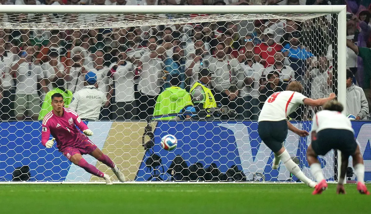 Pemain Inggris Harry Kane mencetak gol ketiga timnya dari titik penalti melewati kiper Meksiko Raul Rangel selama pertandingan sepak bola babak 16 besar Piala Dunia antara Meksiko dan Inggris di Mexico City, Minggu, 5 Juli 2026. (AP Photo/Silvia Izquierdo)