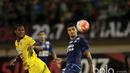 Pemain Arema FC, Arthur Rocha berduel dengan pemain Sriwijaya FC, Hilton Mereira pada babak delapan besar Piala Presiden 2017 di Stadion Manahan, Solo. Jumat (26/2/2017). (Bola.com/Nicklas Hanoatubun)