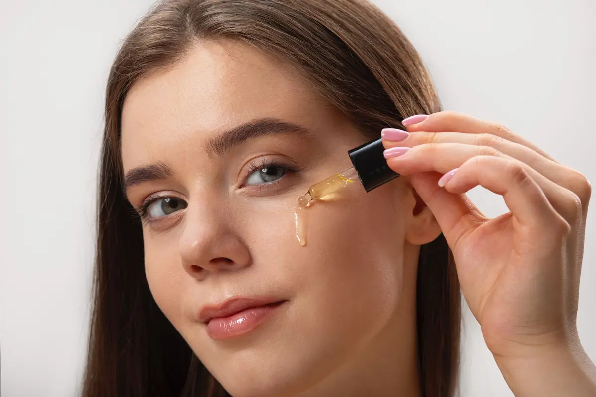 Pagi atau Malam? Begini Cara Menentukan Waktu Terbaik Menggunakan Serum [Dok/freepik.com]