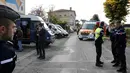 Sejumlah petugas mengamankan daerah tabrakan antara Sebuah truk dan bus bertabrakan di kawasan Gironde, Prancis, Jumat (23/10/2015). Korban tewas adalah para penumpang bus yang merupakan pensiunan dari kota Petit-Palais-et-Cornemps. (REUTERS/iTele)