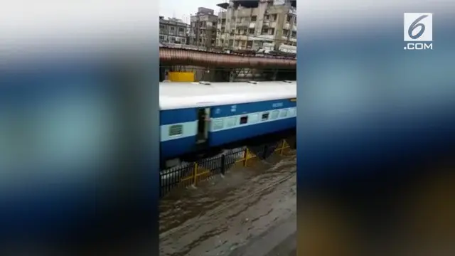Banjir melanda kota Mumbai, India, menggenangi ruas jalanan termasuk rel kereta api.