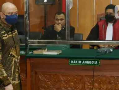 Terdakwa Mantan Kapolda Sumatera Barat Irjen Teddy Minahasa Putra memasuki ruangan untuk menjalani sidang perdana kasus narkoba di Pengadilan Negeri Jakarta Barat (PN Jakbar), Kamis (2/2/2023). Jaksa Penuntut Umum (JPU) mendakwa Irjen Teddy Minahasa telah melakukan transaksi mulai dari menawarkan hingga menerima barang narkotika jenis sabu seberat 5 Kilogram. (Liputan6.com/Herman Zakharia)