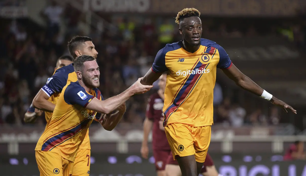 Pemain asal Inggris tersebut berhasil membubuhkan dua dari tiga gol i Giallorossi. Gol yang pertama ia lesatkan saat menit ke-32. Memanfaatkan umpan dari Lorenzo Pellegrini, Abraham yang berada di dalam kotak penalti berhasil mengecoh pemain lawan sebelum melesatkan bola ke gawang yang dikawal oleh Etrit Berisha. (La Presse via AP/Alberto Gandolfo)