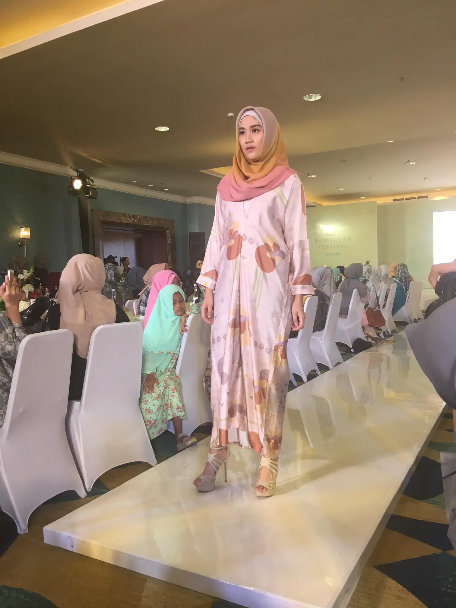 Berbagai tren baju Lebaran dihadirkan oleh desainer modest wear tanah air dalam acara bertajuk Hijup Ramadhan Festival (Foto: Liputan6.com/ Unoviana Kartika Setia)