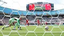 Pemain Benfica, Andreas Schjelderup mencetak gol ke gawang Bayern Munchen dalam laga lanjutan Grup C Piala Dunia Antarklub 2025 melawan Bayern Munchen di Bank of America Stadium, Charlotte, Amerika Serikat, Rabu (25/06/2025) WIB. (AFP/Kevin C. Cox)