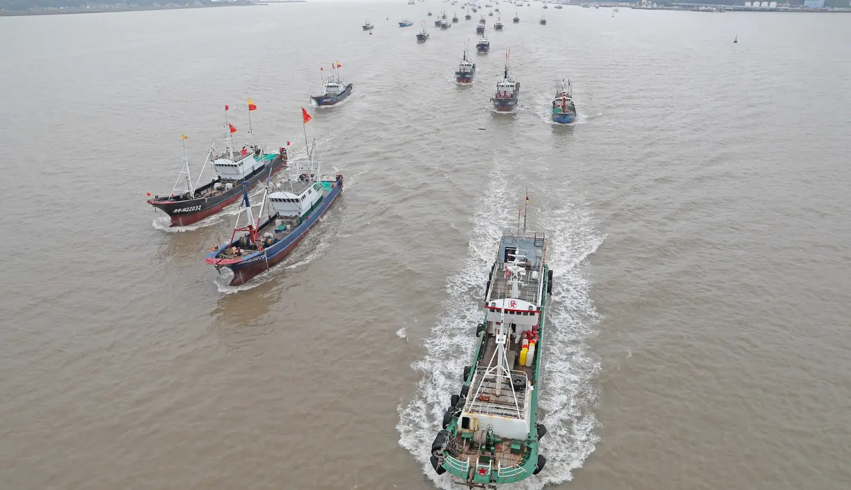 Kapal-kapal penangkap ikan berangkat dari Pelabuhan Shenjiamen di Zhoushan, Provinsi Zhejiang, China timur, pada 16 September 2020. Kapal-kapal penangkap ikan berangkat dari sejumlah pelabuhan di Provinsi Zhejiang pada Rabu (16/9) siang waktu setempat. (Xinhua/Chen Yongjian)