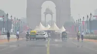 Polusi udara terlihat di sekitar monumen Gerbang India di New Delhi (15/10/2019). Pemerintah New Delhi melarang penggunaan generator diesel pada 15 Oktober karena tingkat polusi di ibu kota India tersebut melampaui batas aman lebih dari empat kali. (AFP Photo/Sajjad Hussain)