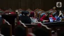 Politikus PSI Tsamara Amany (kedua kanan) berbincang dengan kuasa hukumnya saat mengikuti sidang putusan gugatan aturan umur kepala daerah di UU Pilkada di Mahkamah Konstitusi, Jakarta, Rabu (11/12/2019). MK menolak permohonan batas minimal usia calon kepala daerah. (Liputan6.com/Faizal Fanani)