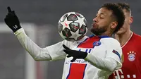 Penyerang Paris Saint-Germain (PSG), Neymar, mengontrol bola saat melawan Bayern Munchen pada laga Liga Champions di Allianz Arena, Kamis (8/4/2021). PSG menang dengan skor 3-2. (AFP/Christof Stache)