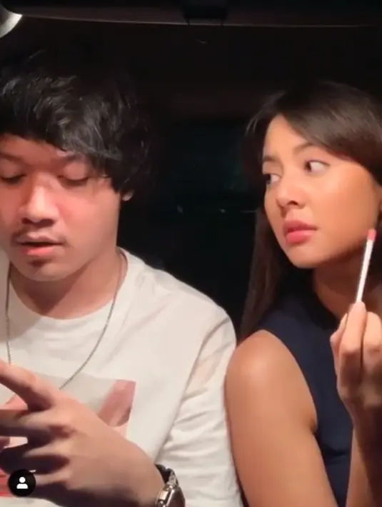 Uniknya, Aurelie bertemu dengan sang kekasih yang bernama Hanif Ramadhana ini lewat akun Instagram. Berawal dari Aurelie yang membuat video Halu, dan Hanif ikut meramaikannya. Akhirnya berujung mereka berpacaran. (Instagram/aurelie)