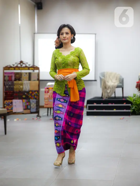 Anggota Perempuan Pelestari Budaya Indonesia mengenakan kebaya Bali dalam Fashion Show Virtual di Jakarta, Sabtu (21/11/2020). Acara ini bertujuan eksplorasi yakni mengangkat kembali minat wisatawan lokal maupun mancanegara untuk berkunjung kembali ke Bali. (Liputan6.com/Faizal Fanani)