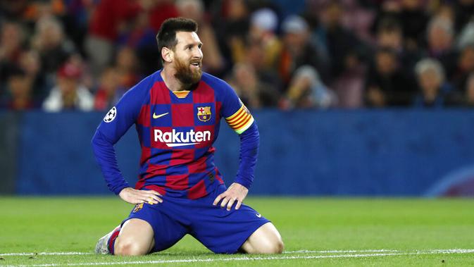 Kapten Barcelona, Lionel Messi, tersenyum saat gagal mencetak gol ke gawang Slavia Praha pada laga Liga Champions 2019 di Stadion Camp Nou, Selasa (5/11). Kedua tim bermain imbang 0-0. (AP/Joan Monfort)