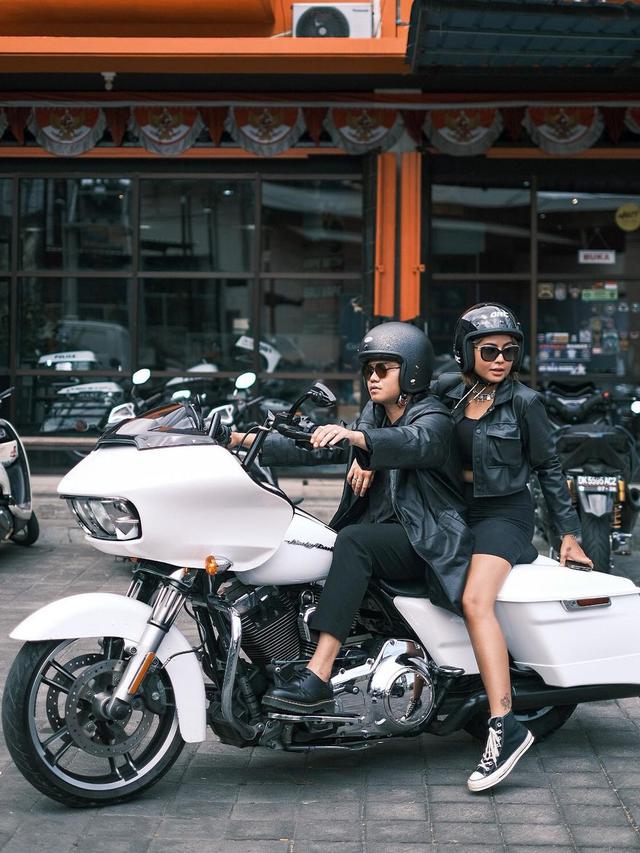 Potret Kebersamaan Awkarin dan Gangga Kusuma. (Sumber: Instagram/awkarin)