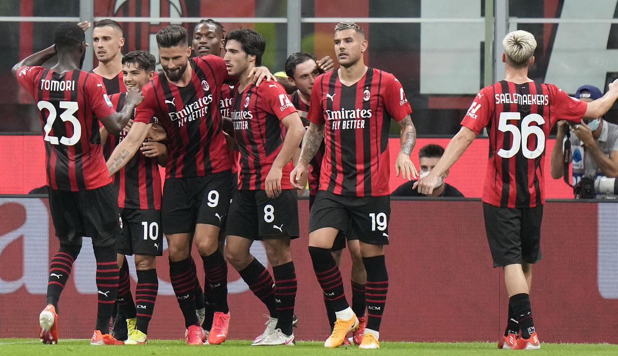 Permainan tak banyak berubah di babak kedua. Keunggulan 4-1 AC Milan bertahan hingga pertandingan usai. Hasil tersebut membuat Rossoneri menempati urutan keempat klasemen sementara Liga Italia musim 2021/2022. (Foto: AP/Luca Bruno)